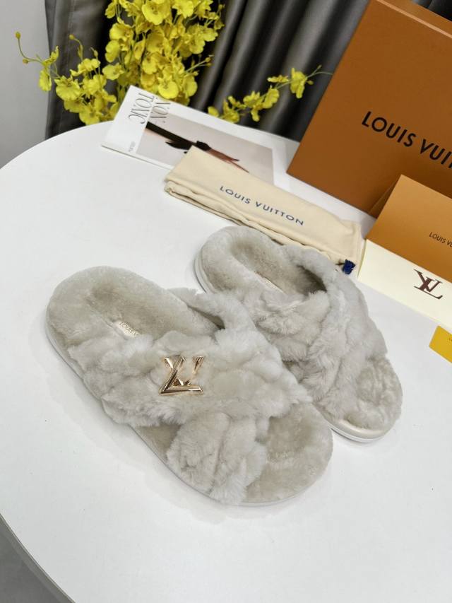 Lv 最新版面new Arrival ～毛毛鞋半拖毛拖 Winterbreak Comfert 平底拖鞋 Lv 金属字母扣 室内外穿着皆宜。纯羊羔毛材质，鞋面受